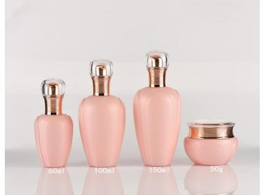 bottiglie di pompa di vetro rosa